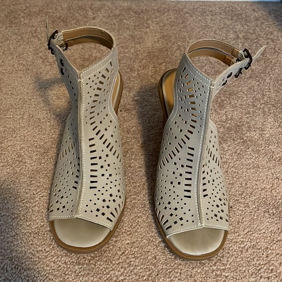 True Craft Woman’s Open-Toed Block Heel 3” Tan Sz 7.5 EUC - Picture 2 of 8